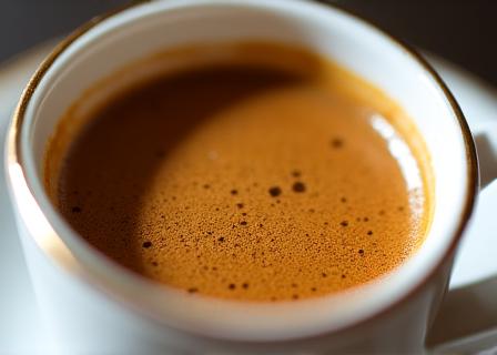 Dettaglio di un espresso perfetto con crema dorata